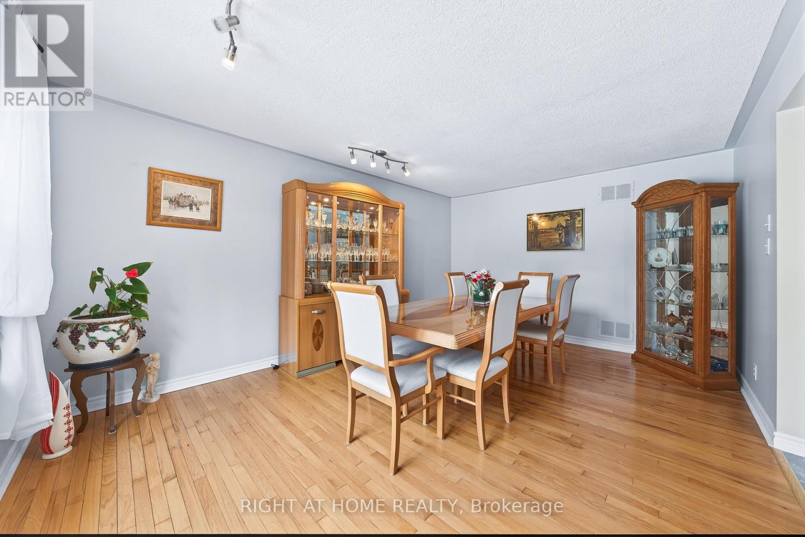 












3338 WARNICA AVENUE

,
Innisfil,




Ontario
L9S2K9

