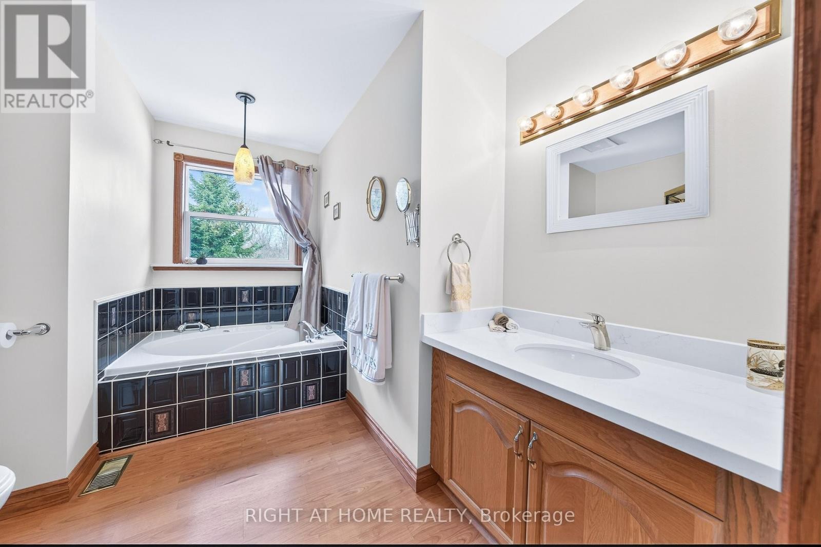 












3338 WARNICA AVENUE

,
Innisfil,




Ontario
L9S2K9

