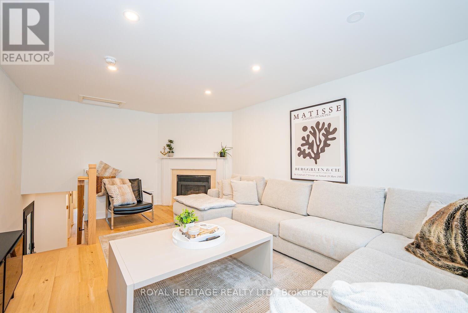 












27 OPERA PLACE N

,
Vaughan (East Woodbridge),




Ontario
L4L8Y8

