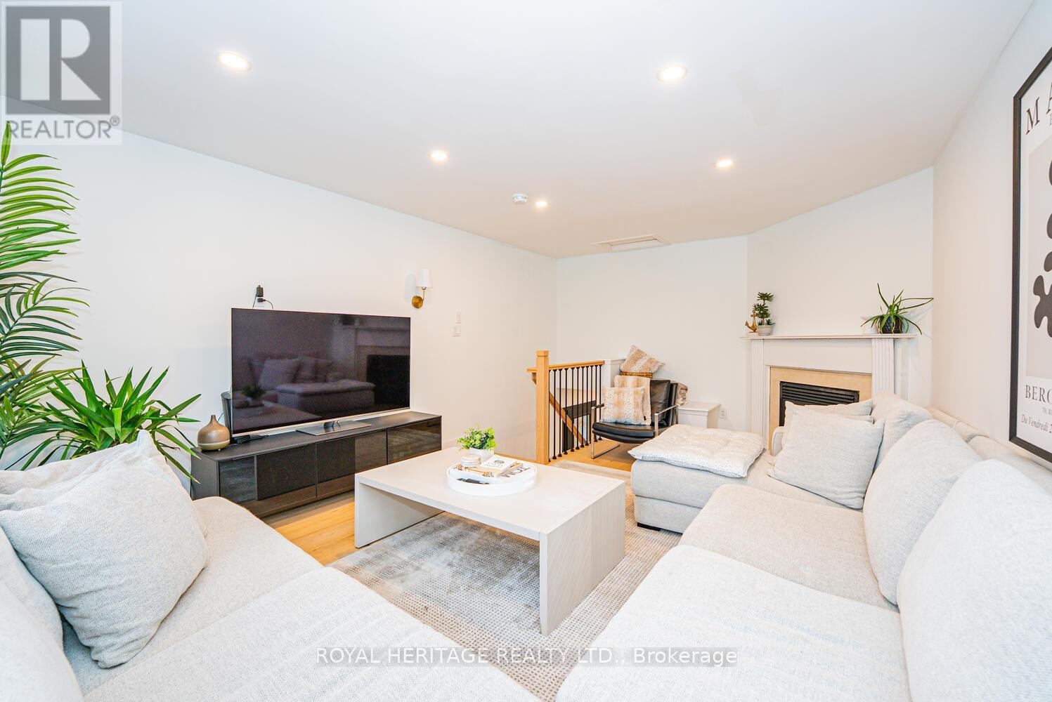 












27 OPERA PLACE N

,
Vaughan (East Woodbridge),




Ontario
L4L8Y8

