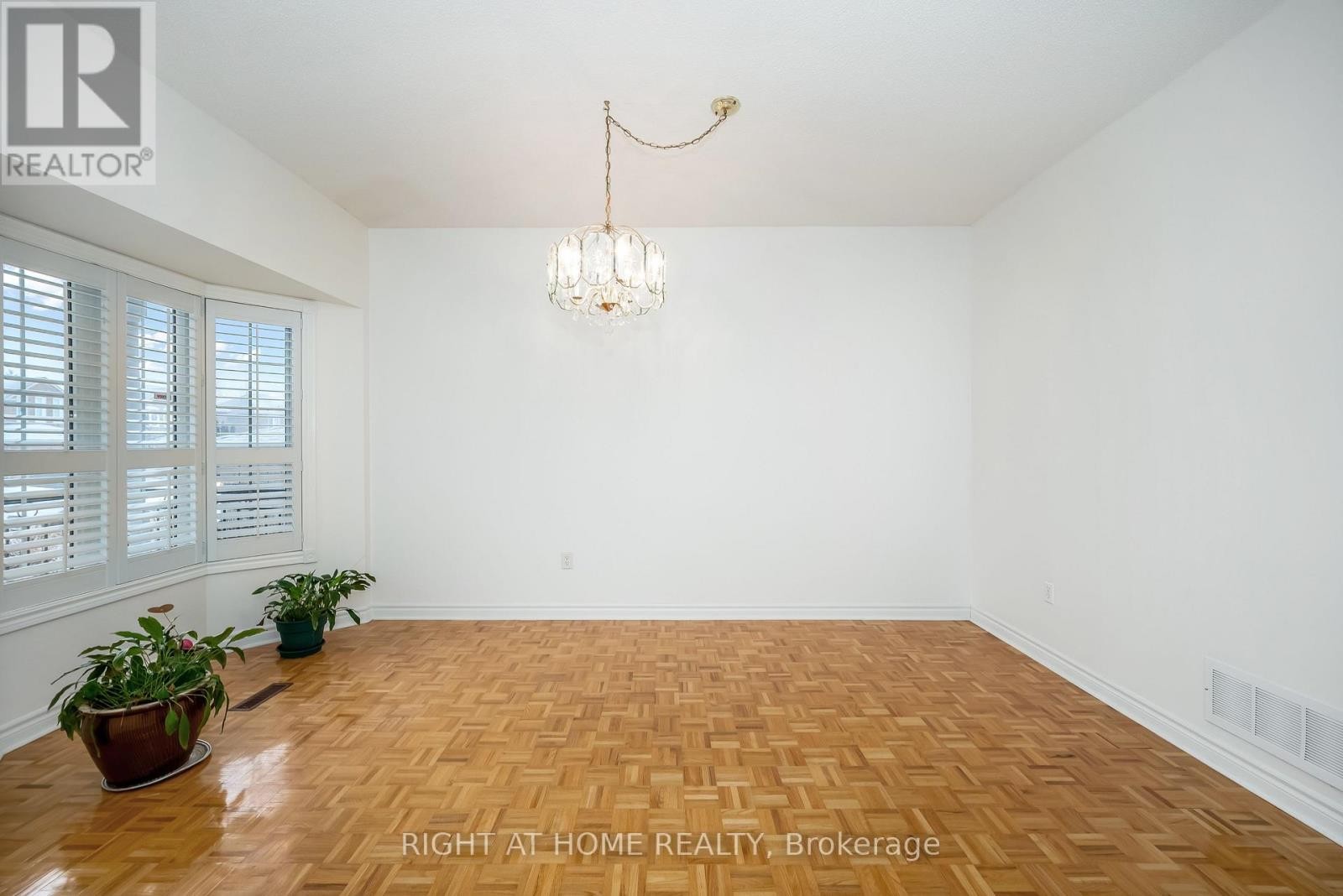 












46 WOODHAVEN CRESCENT

,
Richmond Hill (Oak Ridges),




Ontario
L4E3T2

