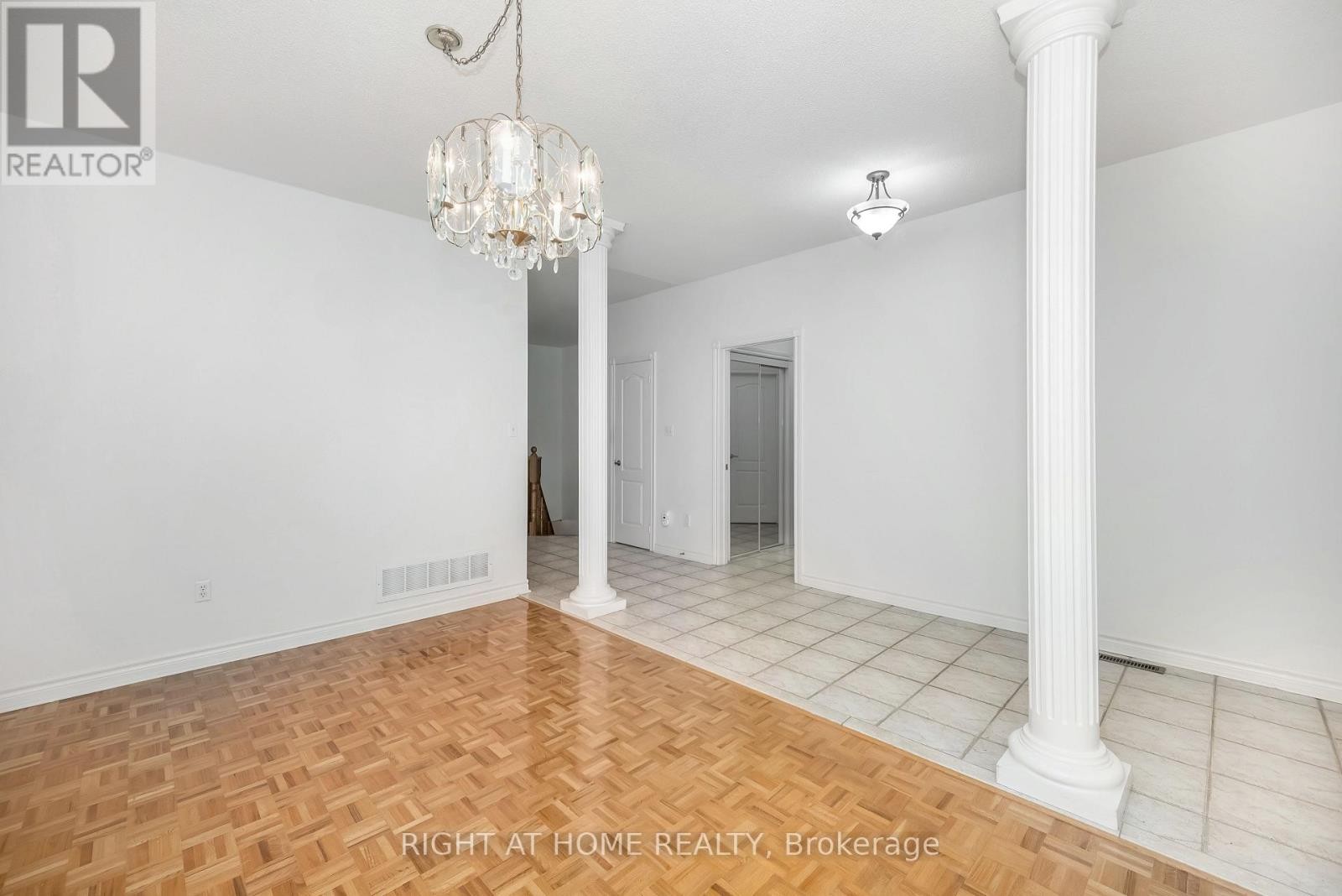 












46 WOODHAVEN CRESCENT

,
Richmond Hill (Oak Ridges),




Ontario
L4E3T2

