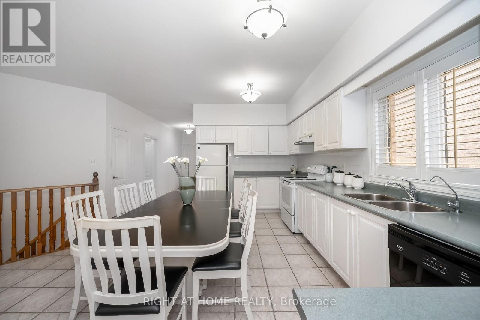 












46 WOODHAVEN CRESCENT

,
Richmond Hill (Oak Ridges),




Ontario
L4E3T2

