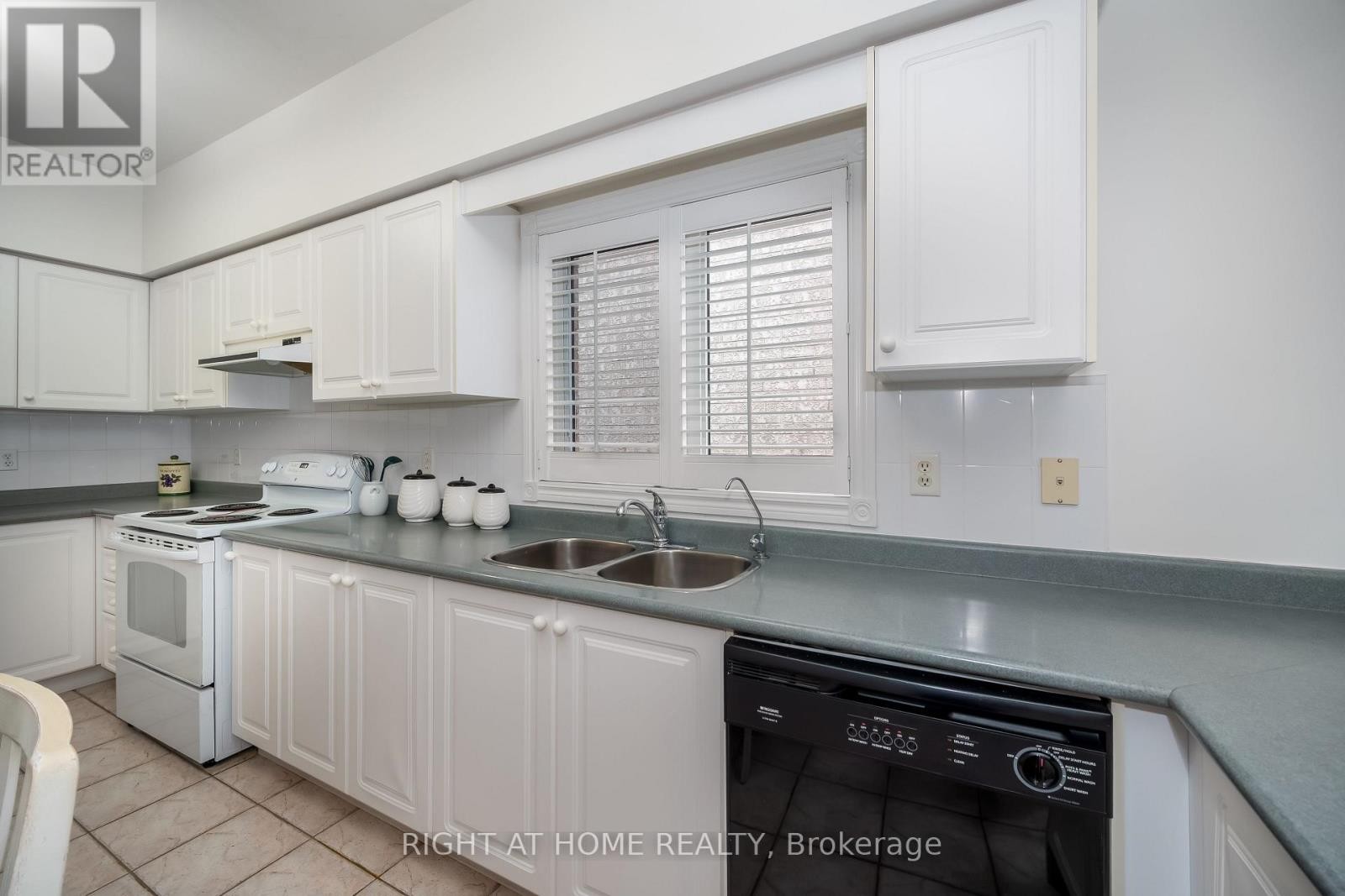












46 WOODHAVEN CRESCENT

,
Richmond Hill (Oak Ridges),




Ontario
L4E3T2

