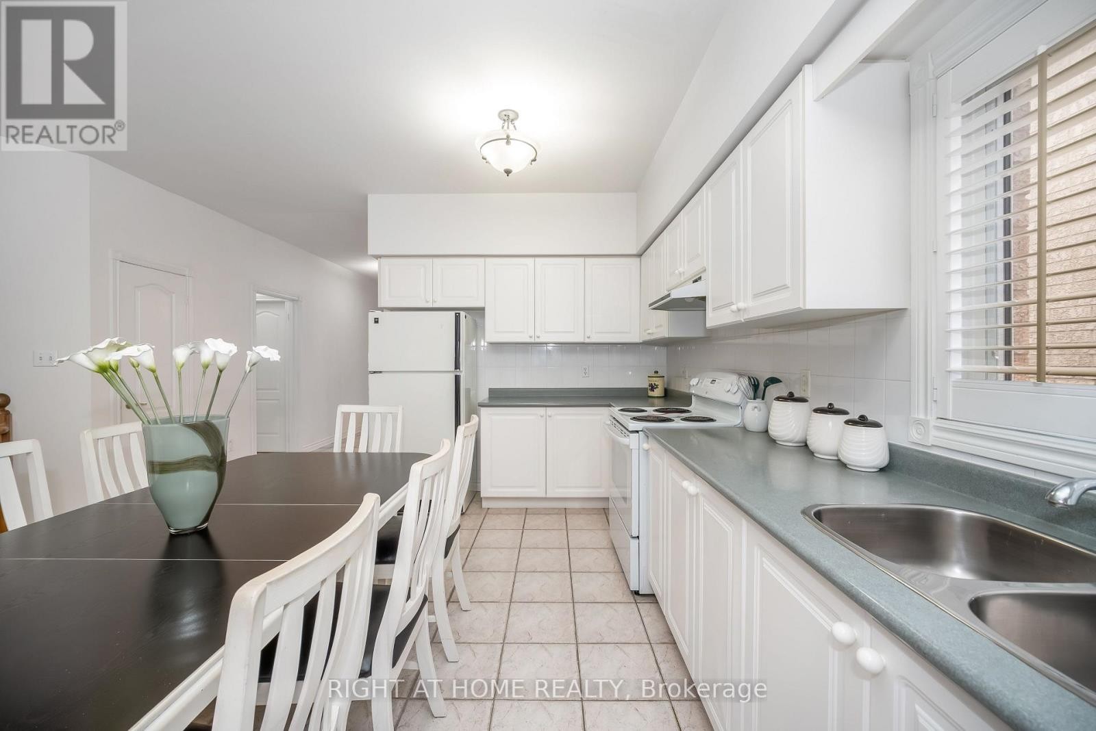 












46 WOODHAVEN CRESCENT

,
Richmond Hill (Oak Ridges),




Ontario
L4E3T2

