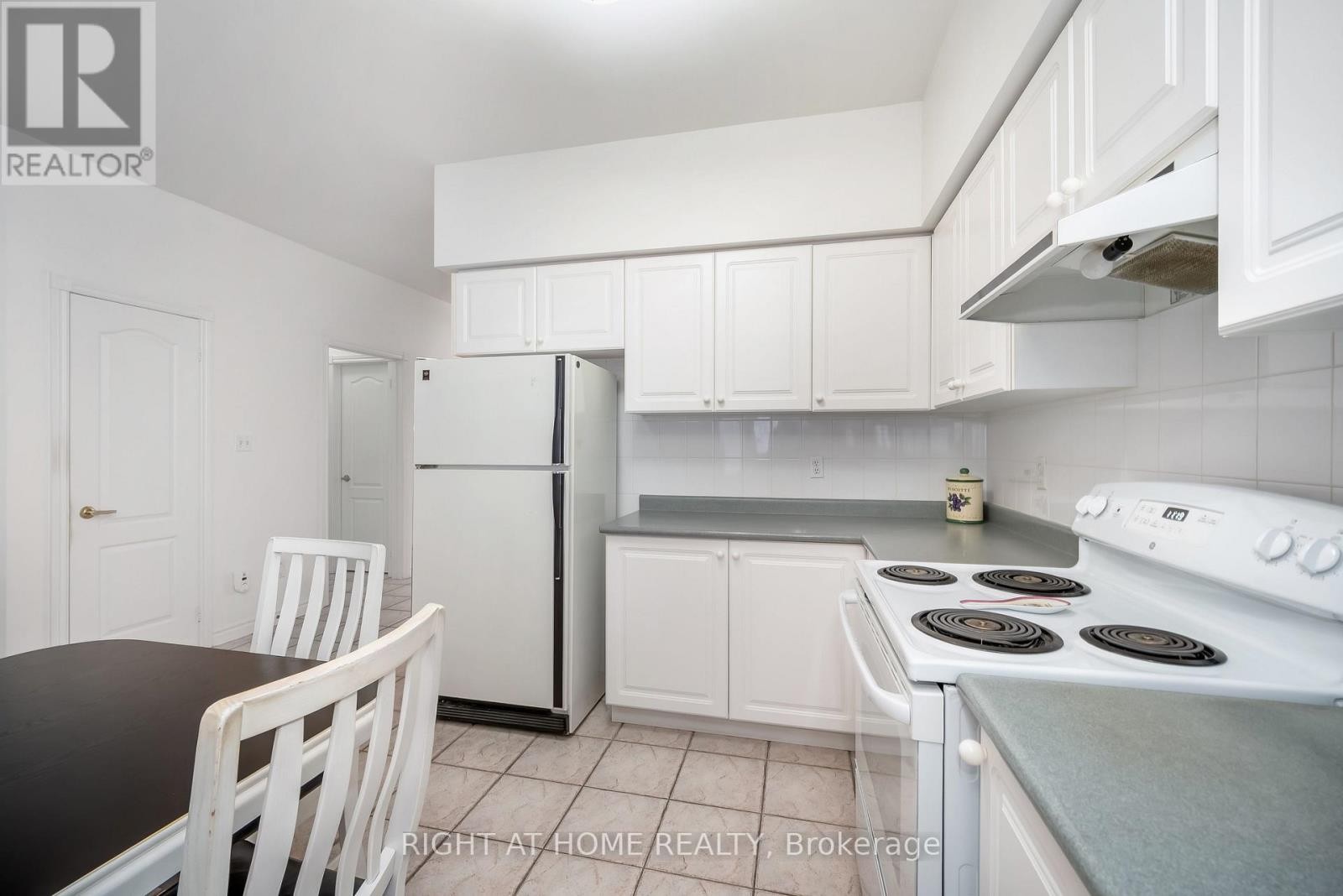 












46 WOODHAVEN CRESCENT

,
Richmond Hill (Oak Ridges),




Ontario
L4E3T2

