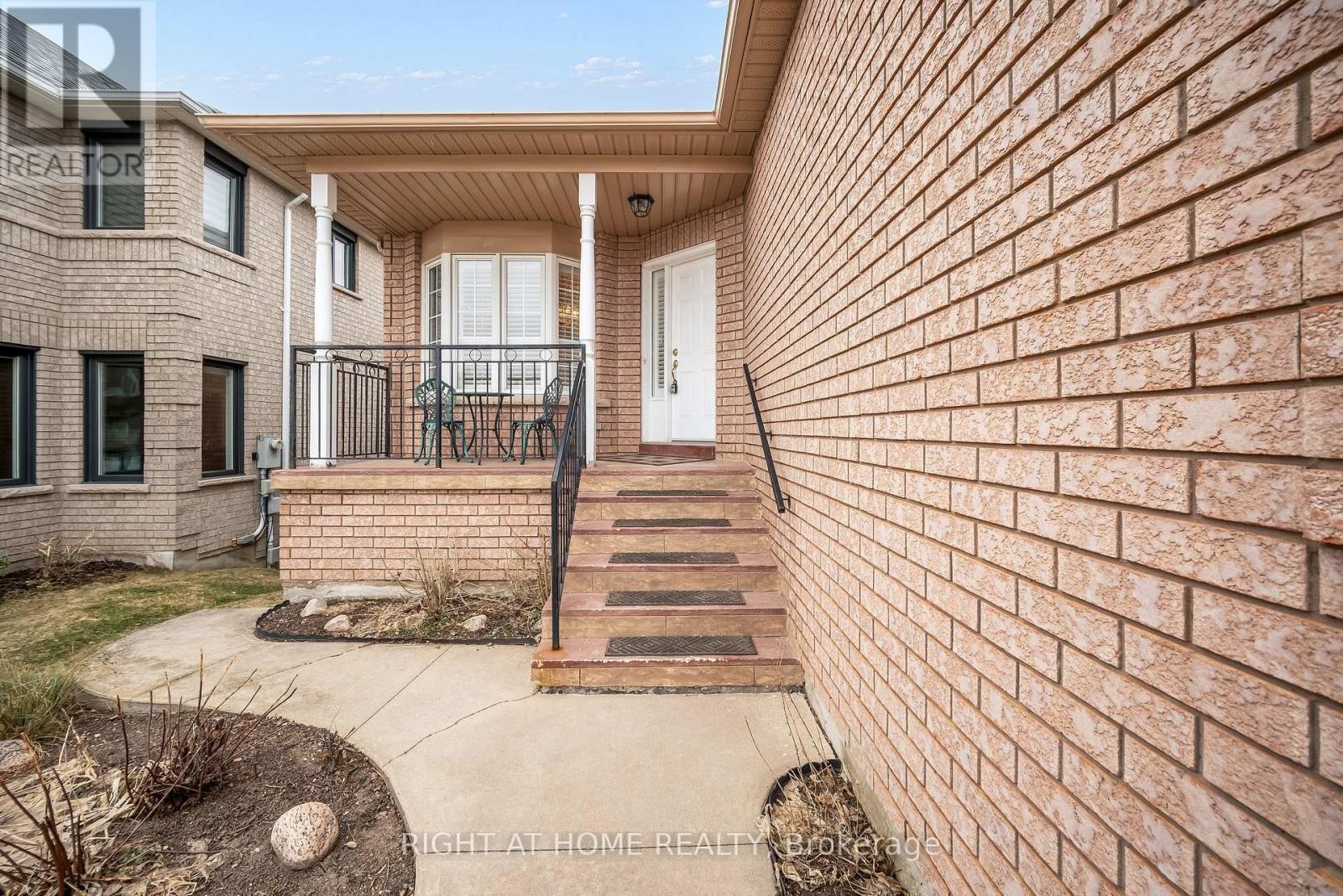












46 WOODHAVEN CRESCENT

,
Richmond Hill (Oak Ridges),




Ontario
L4E3T2


