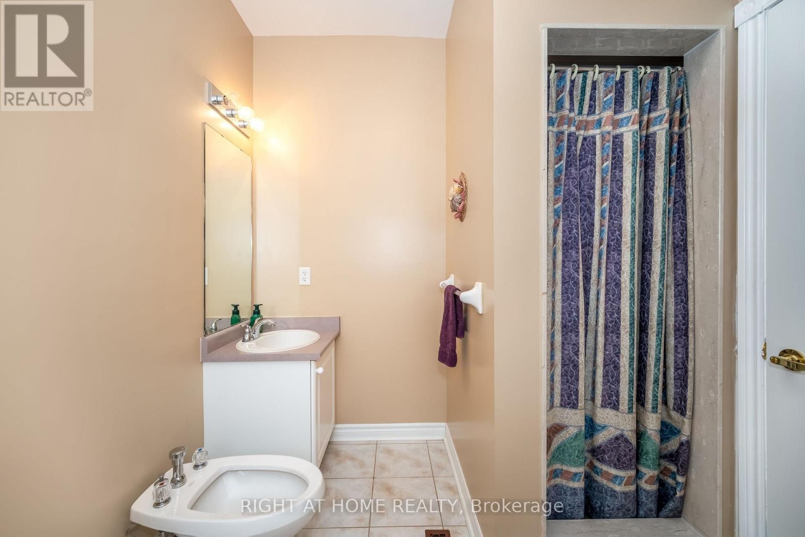 












46 WOODHAVEN CRESCENT

,
Richmond Hill (Oak Ridges),




Ontario
L4E3T2

