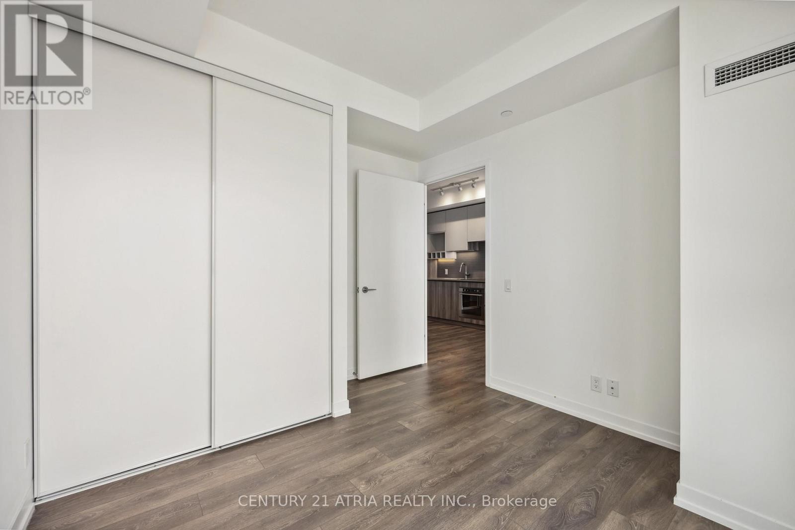 












2611 - 5 BUTTERMILL AVENUE

,
Vaughan (Vaughan Corporate Centre),




Ontario
L5W1B6

