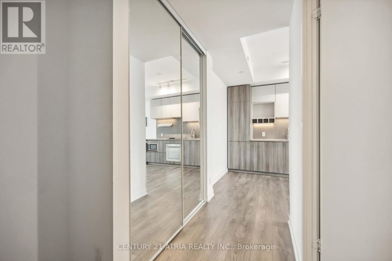 












2611 - 5 BUTTERMILL AVENUE

,
Vaughan (Vaughan Corporate Centre),




Ontario
L5W1B6

