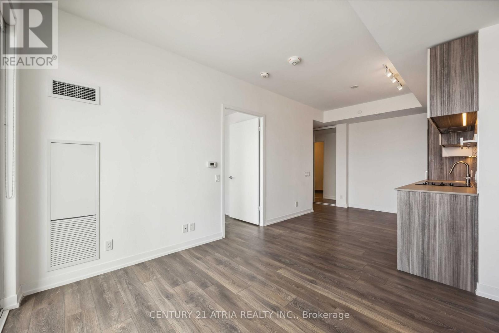 












2611 - 5 BUTTERMILL AVENUE

,
Vaughan (Vaughan Corporate Centre),




Ontario
L5W1B6

