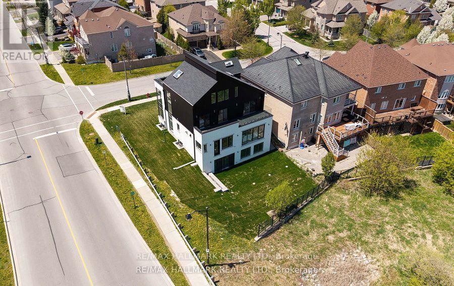 












88 COSFORD STREET

,
Aurora,




Ontario
L4G0G6

