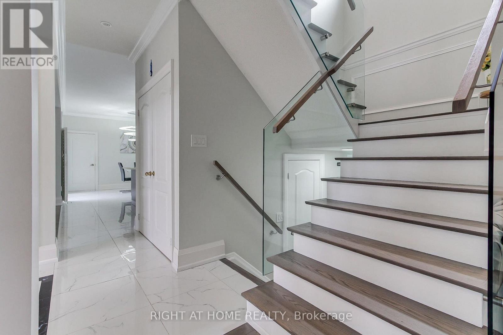 












109 VIPOND WAY

,
Bradford West Gwillimbury (Bradford),




Ontario
L3Z0G5

