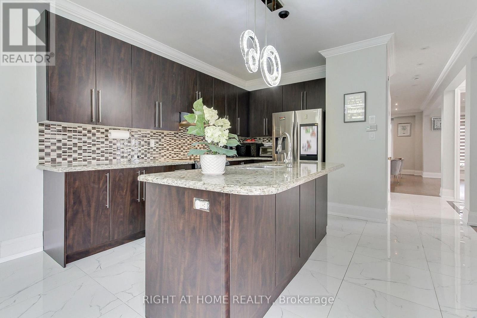 












109 VIPOND WAY

,
Bradford West Gwillimbury (Bradford),




Ontario
L3Z0G5

