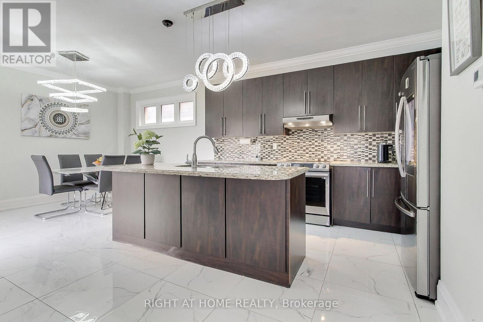 












109 VIPOND WAY

,
Bradford West Gwillimbury (Bradford),




Ontario
L3Z0G5

