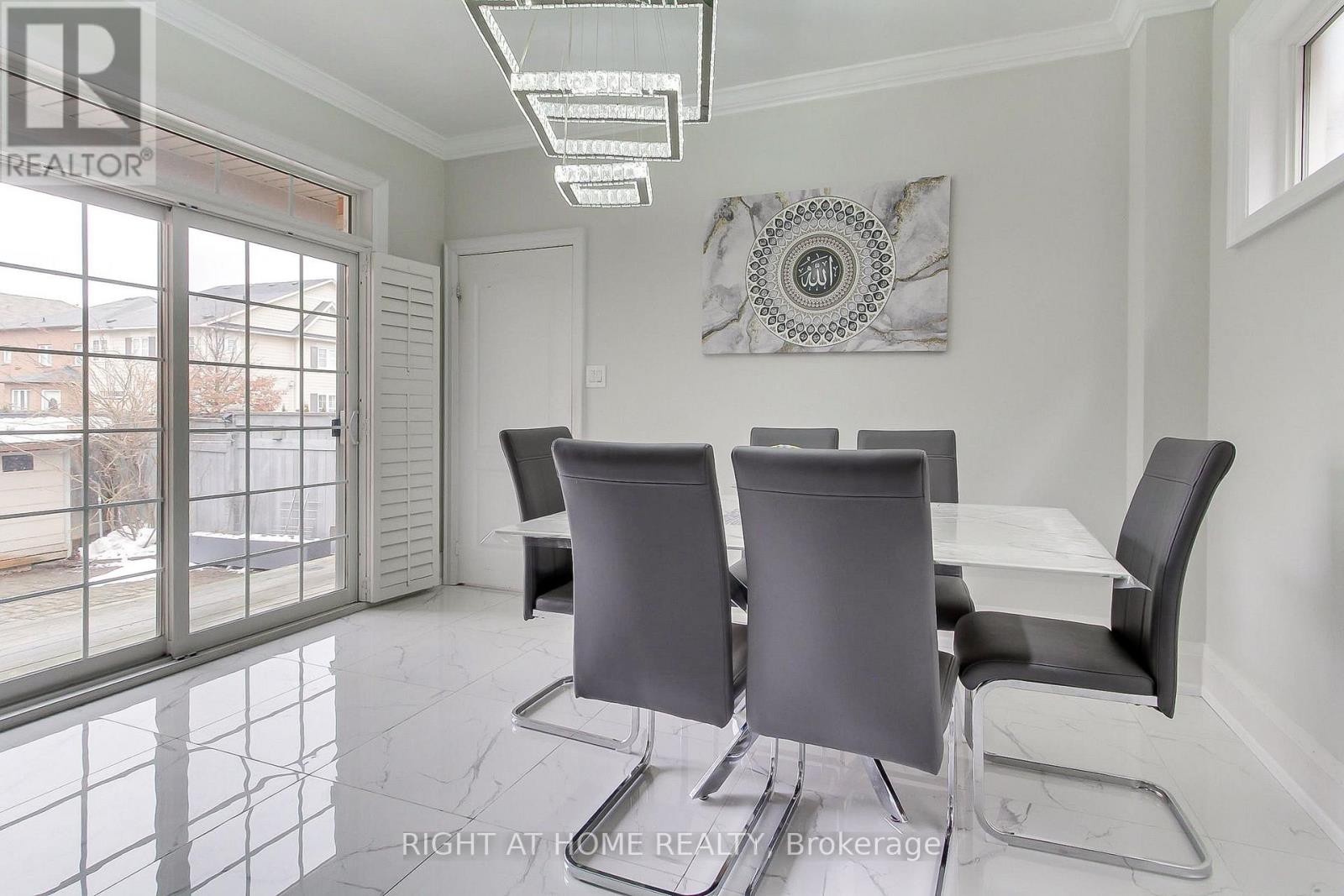 












109 VIPOND WAY

,
Bradford West Gwillimbury (Bradford),




Ontario
L3Z0G5


