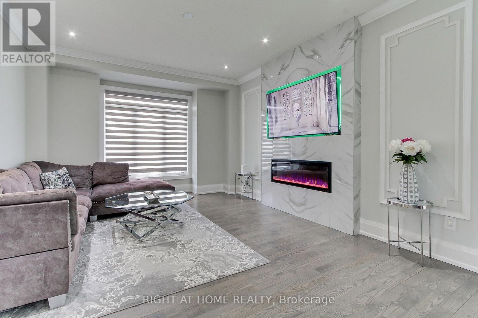 












109 VIPOND WAY

,
Bradford West Gwillimbury (Bradford),




Ontario
L3Z0G5

