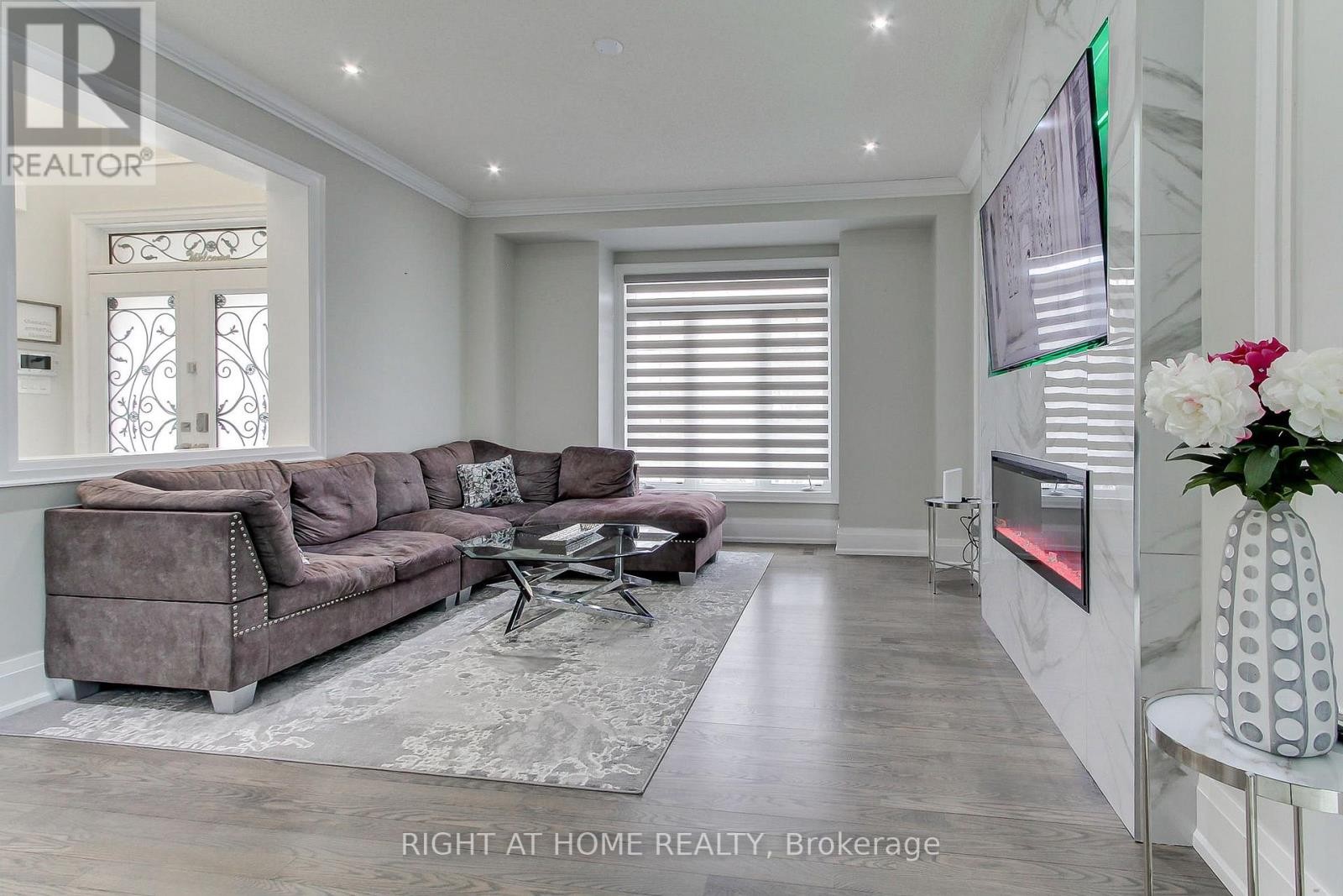 












109 VIPOND WAY

,
Bradford West Gwillimbury (Bradford),




Ontario
L3Z0G5

