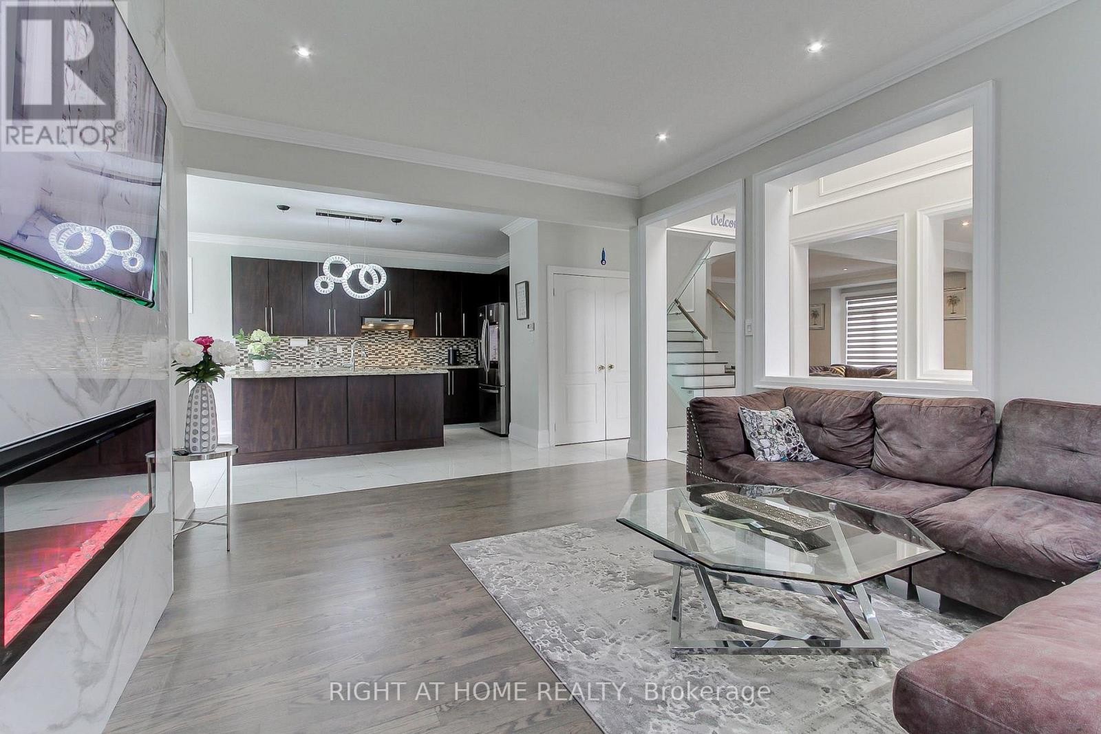 












109 VIPOND WAY

,
Bradford West Gwillimbury (Bradford),




Ontario
L3Z0G5

