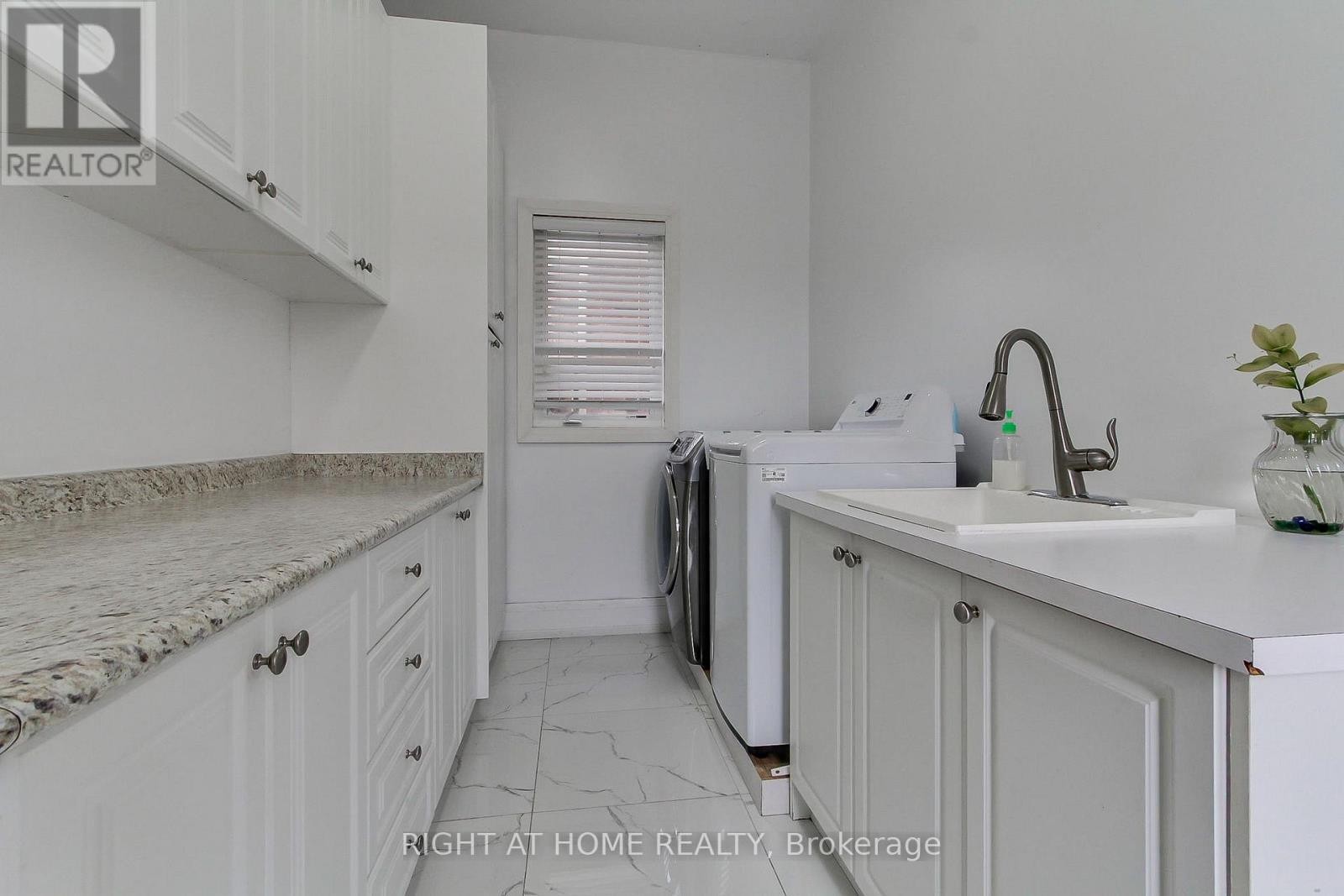 












109 VIPOND WAY

,
Bradford West Gwillimbury (Bradford),




Ontario
L3Z0G5

