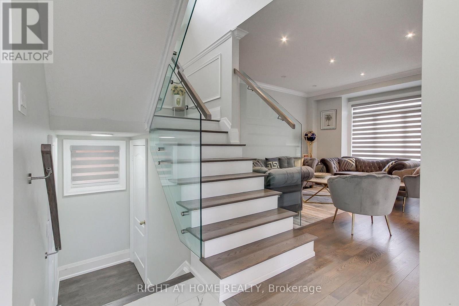 












109 VIPOND WAY

,
Bradford West Gwillimbury (Bradford),




Ontario
L3Z0G5

