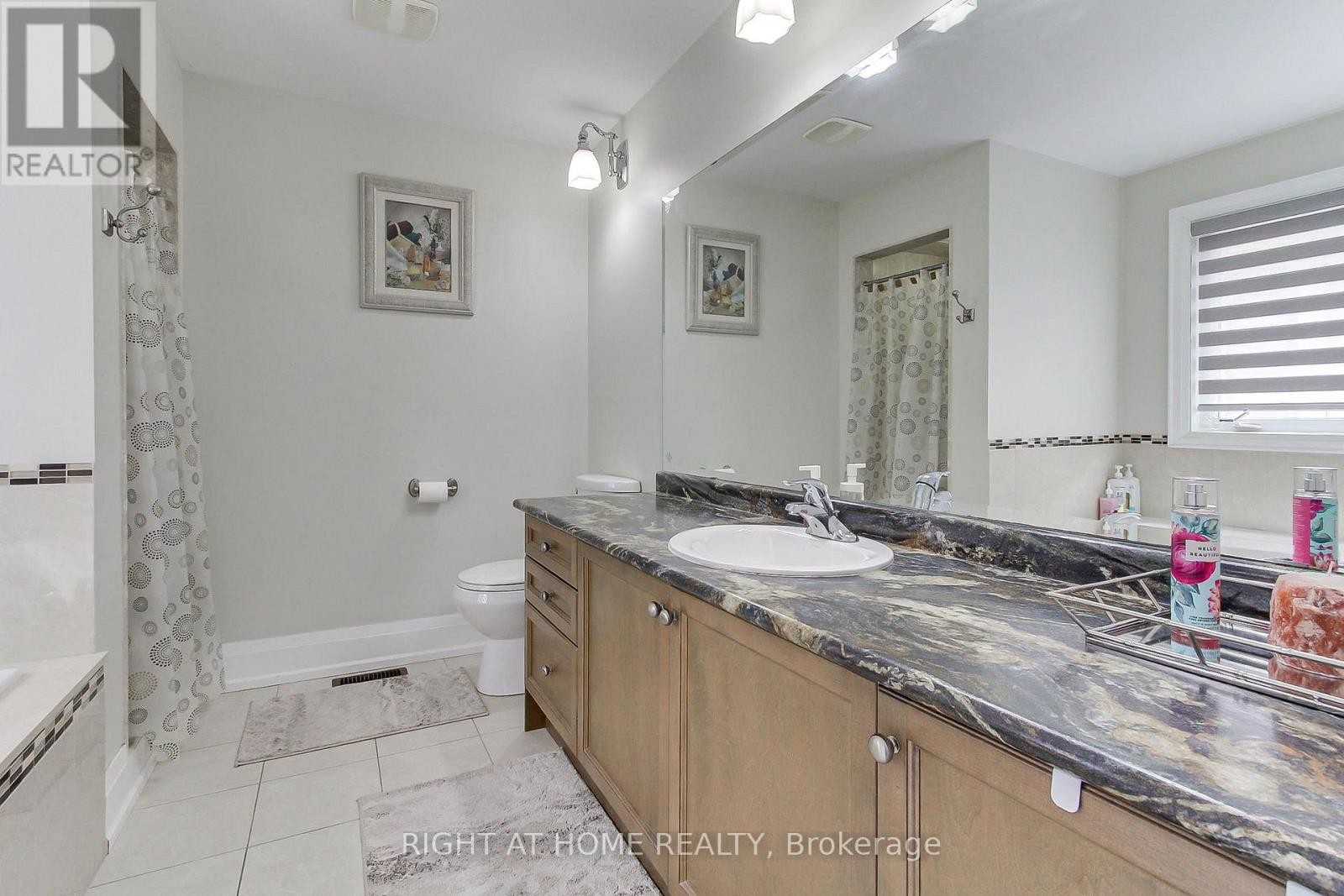 












109 VIPOND WAY

,
Bradford West Gwillimbury (Bradford),




Ontario
L3Z0G5

