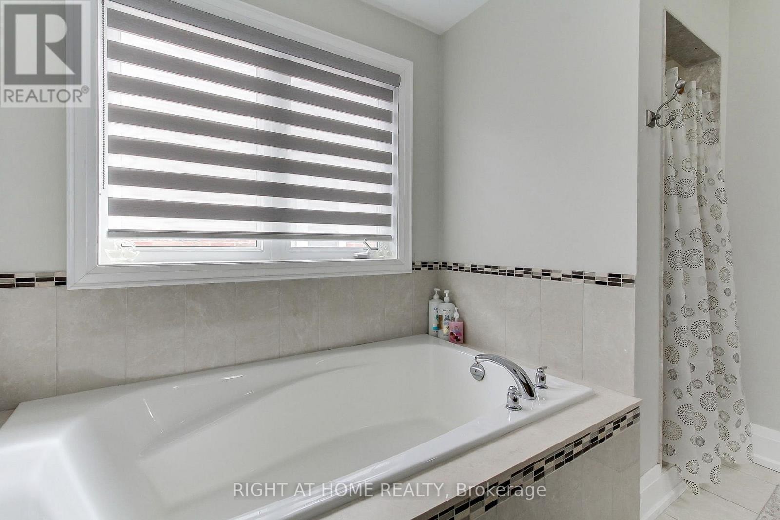 












109 VIPOND WAY

,
Bradford West Gwillimbury (Bradford),




Ontario
L3Z0G5

