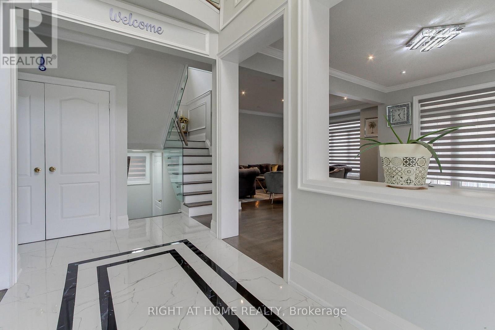 












109 VIPOND WAY

,
Bradford West Gwillimbury (Bradford),




Ontario
L3Z0G5


