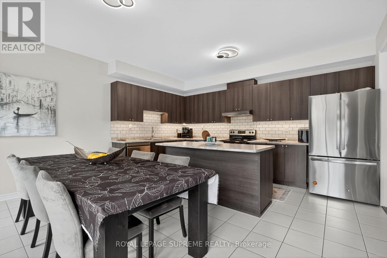 












28 MANDLEY STREET

,
Essa (Angus),




Ontario
L3W0B6

