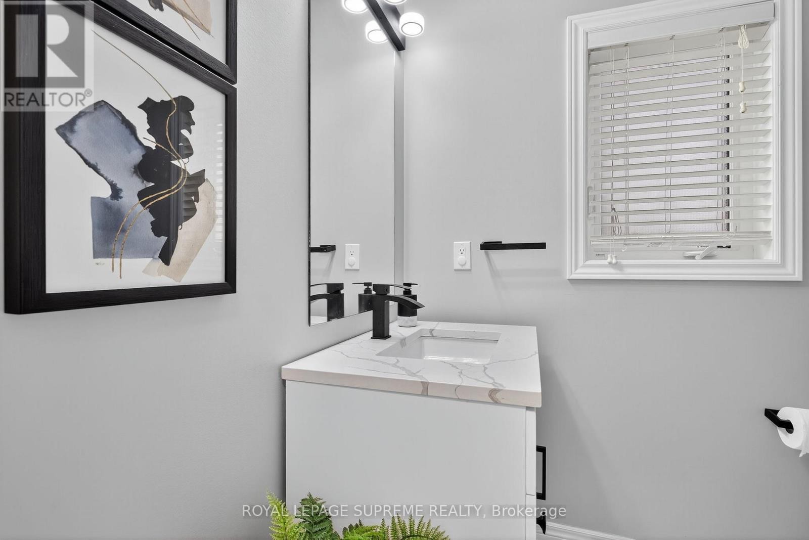 












28 MANDLEY STREET

,
Essa (Angus),




Ontario
L3W0B6

