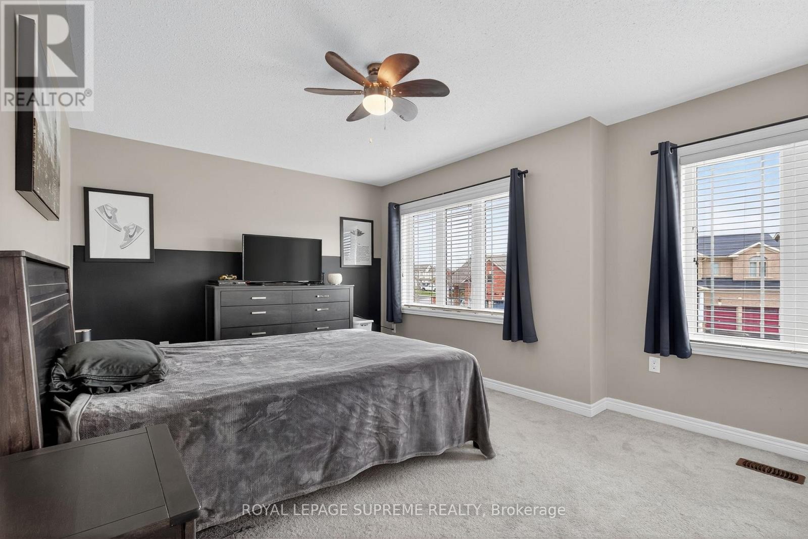 












28 MANDLEY STREET

,
Essa (Angus),




Ontario
L3W0B6

