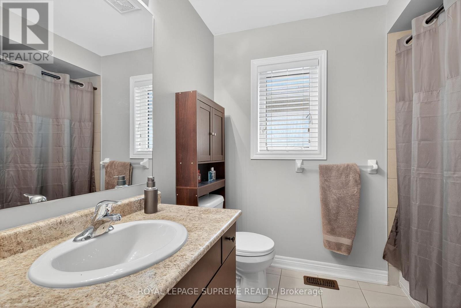 












28 MANDLEY STREET

,
Essa (Angus),




Ontario
L3W0B6

