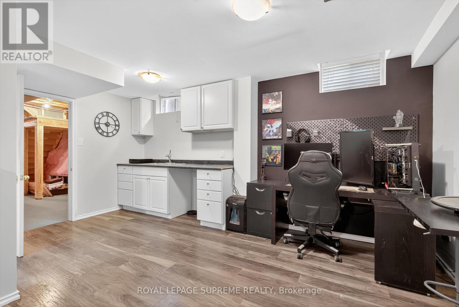 












28 MANDLEY STREET

,
Essa (Angus),




Ontario
L3W0B6

