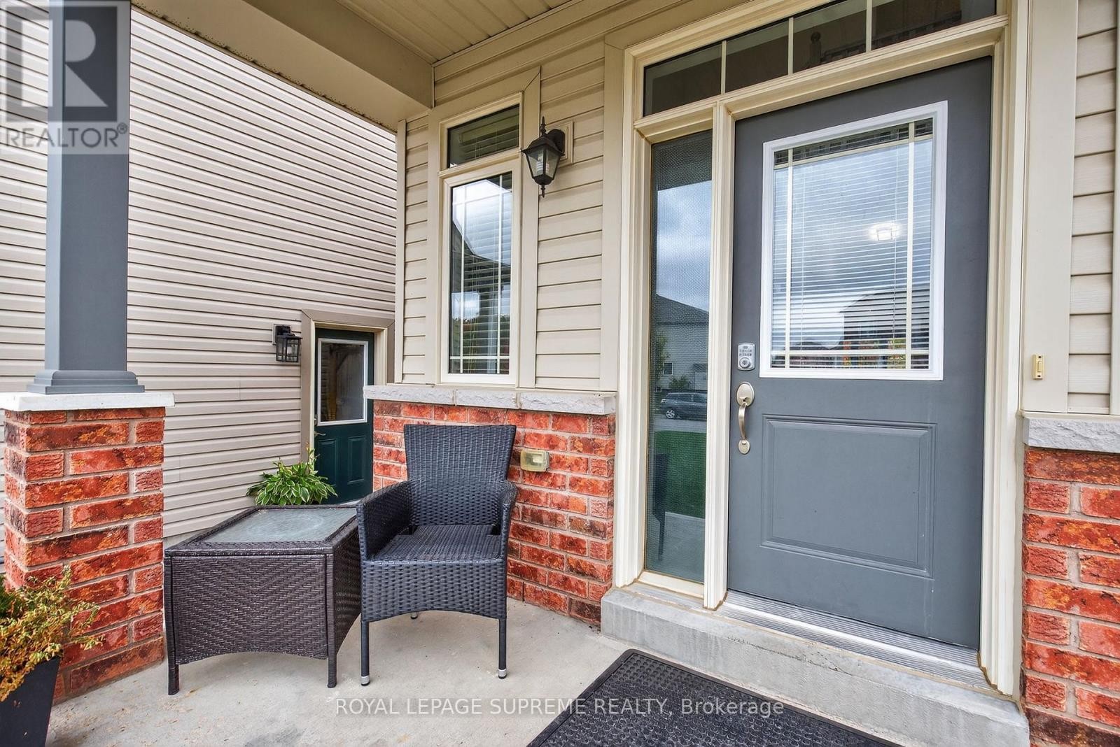 












28 MANDLEY STREET

,
Essa (Angus),




Ontario
L3W0B6

