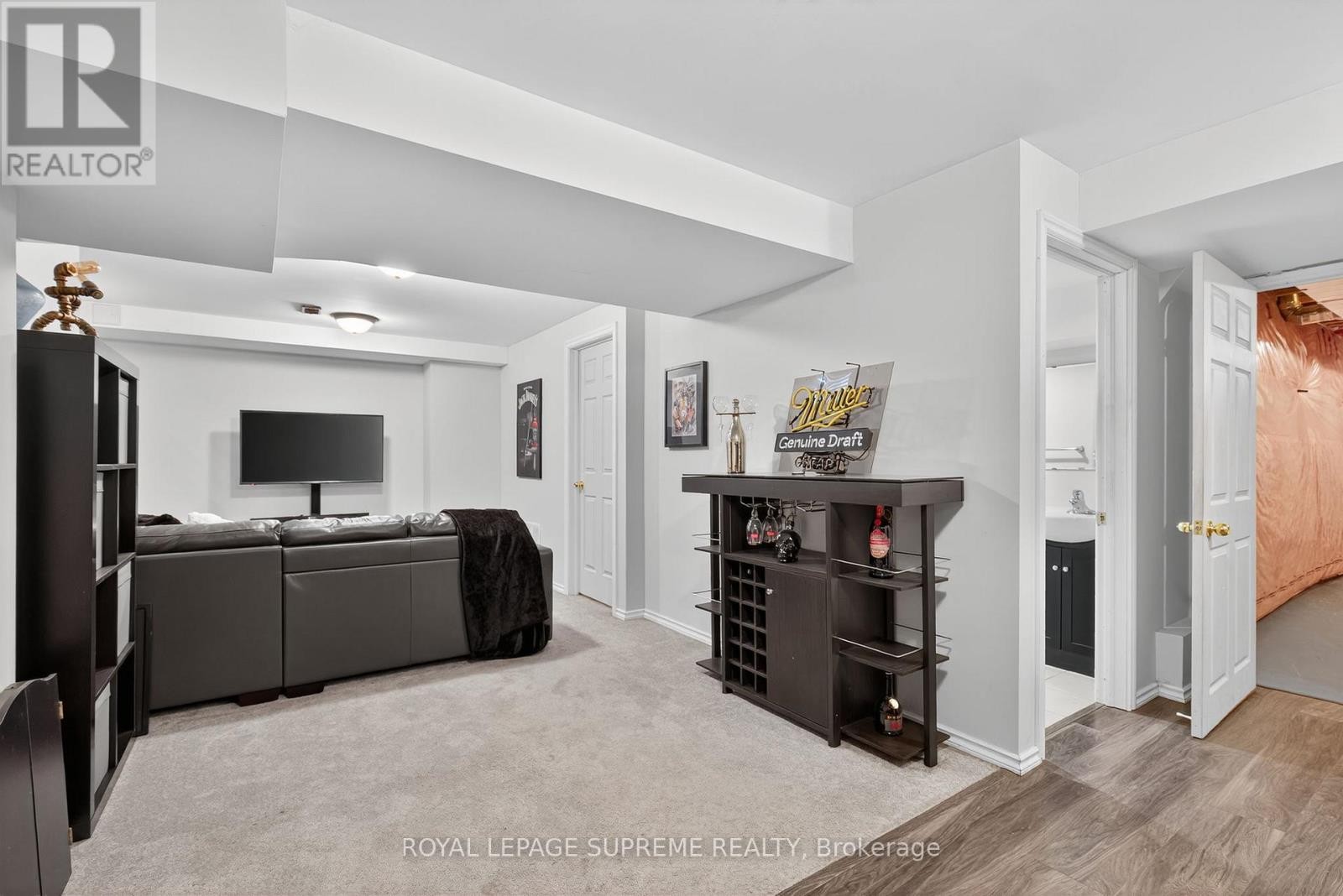 












28 MANDLEY STREET

,
Essa (Angus),




Ontario
L3W0B6

