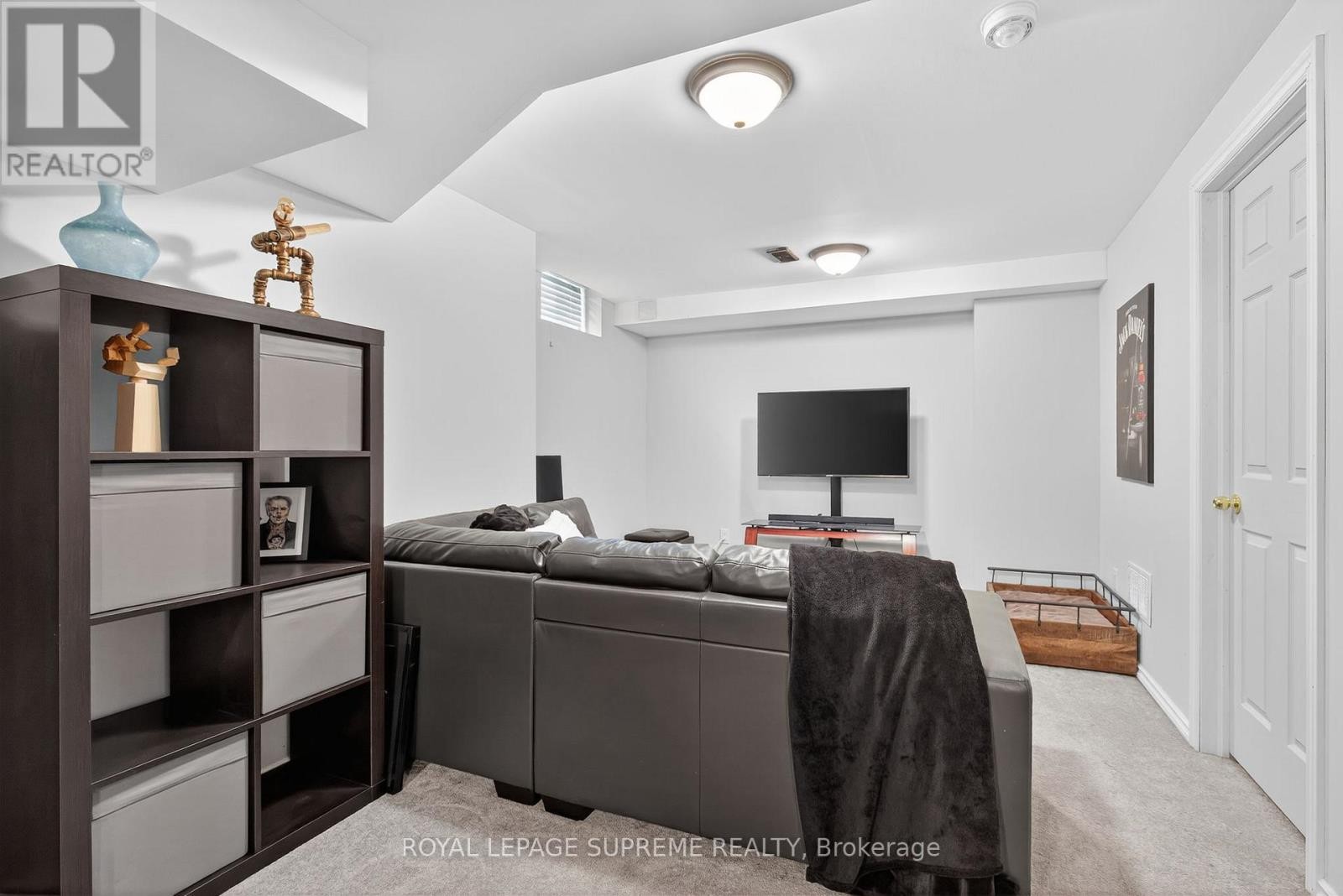 












28 MANDLEY STREET

,
Essa (Angus),




Ontario
L3W0B6

