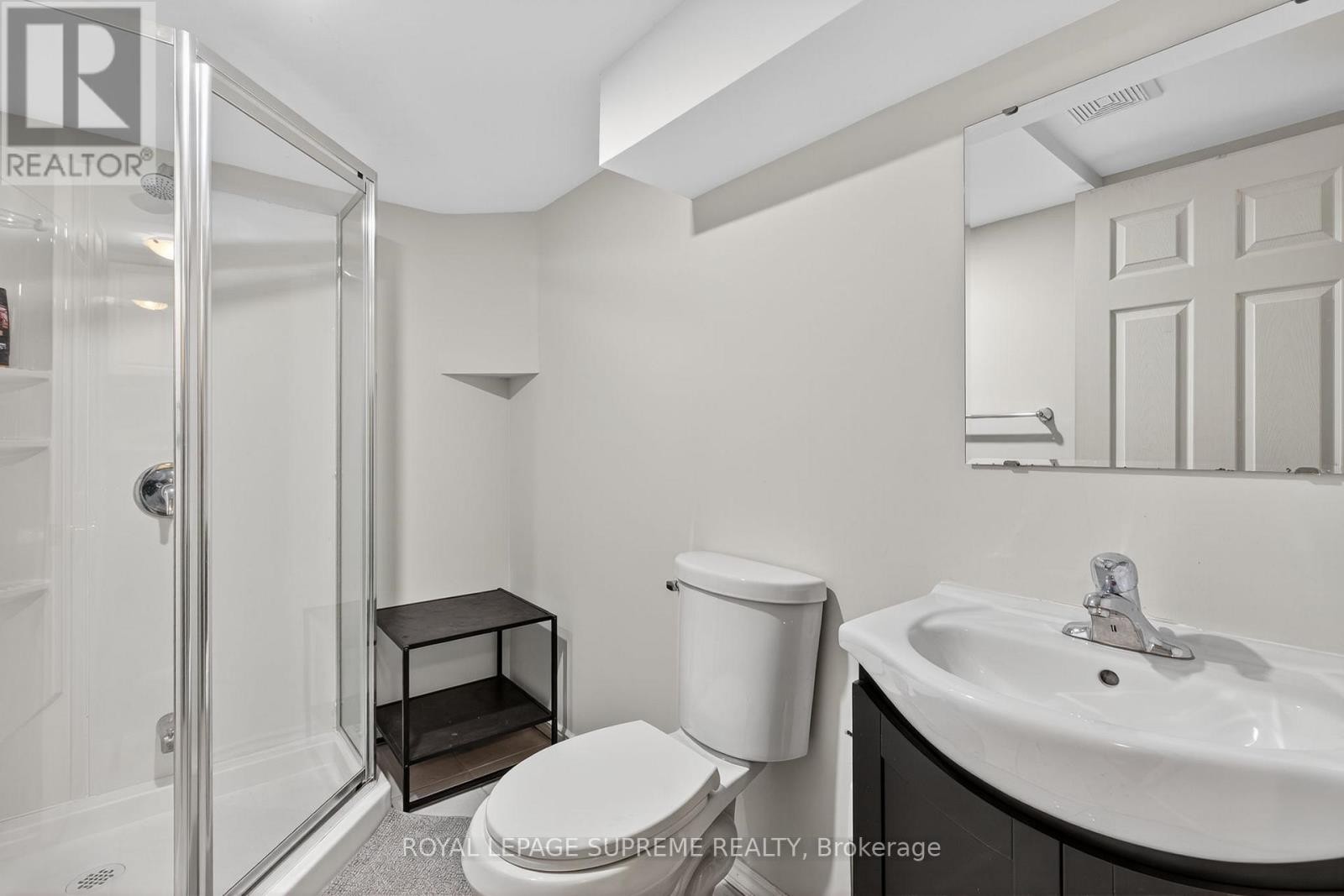 












28 MANDLEY STREET

,
Essa (Angus),




Ontario
L3W0B6

