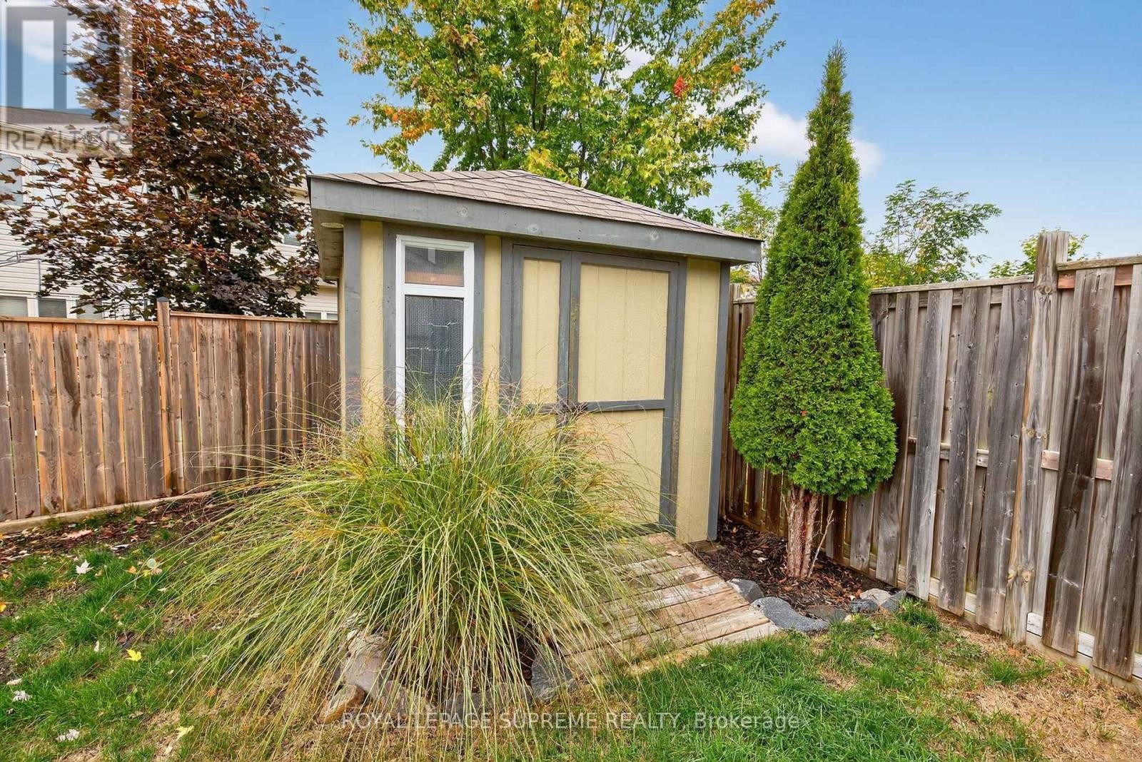 












28 MANDLEY STREET

,
Essa (Angus),




Ontario
L3W0B6

