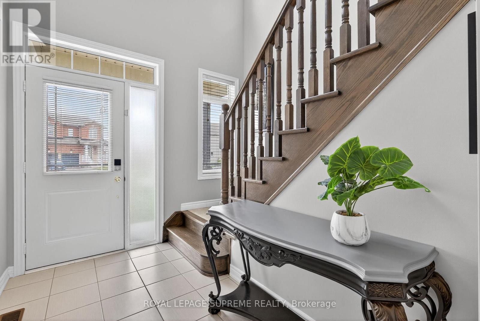 












28 MANDLEY STREET

,
Essa (Angus),




Ontario
L3W0B6

