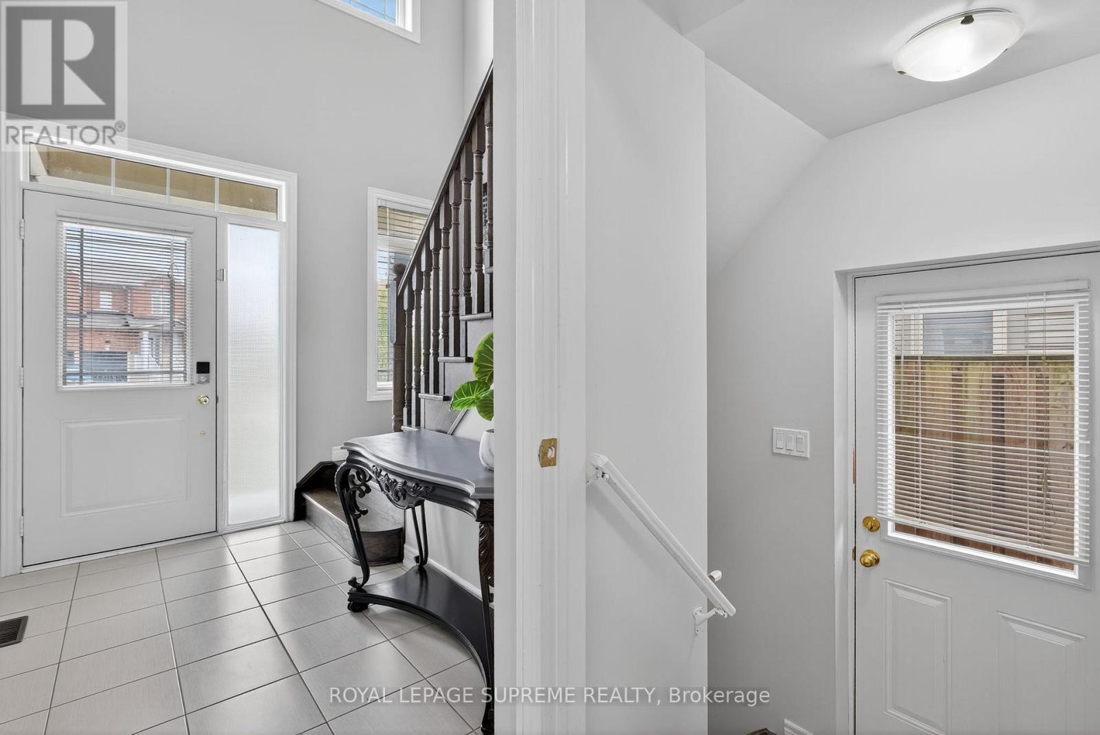 












28 MANDLEY STREET

,
Essa (Angus),




Ontario
L3W0B6

