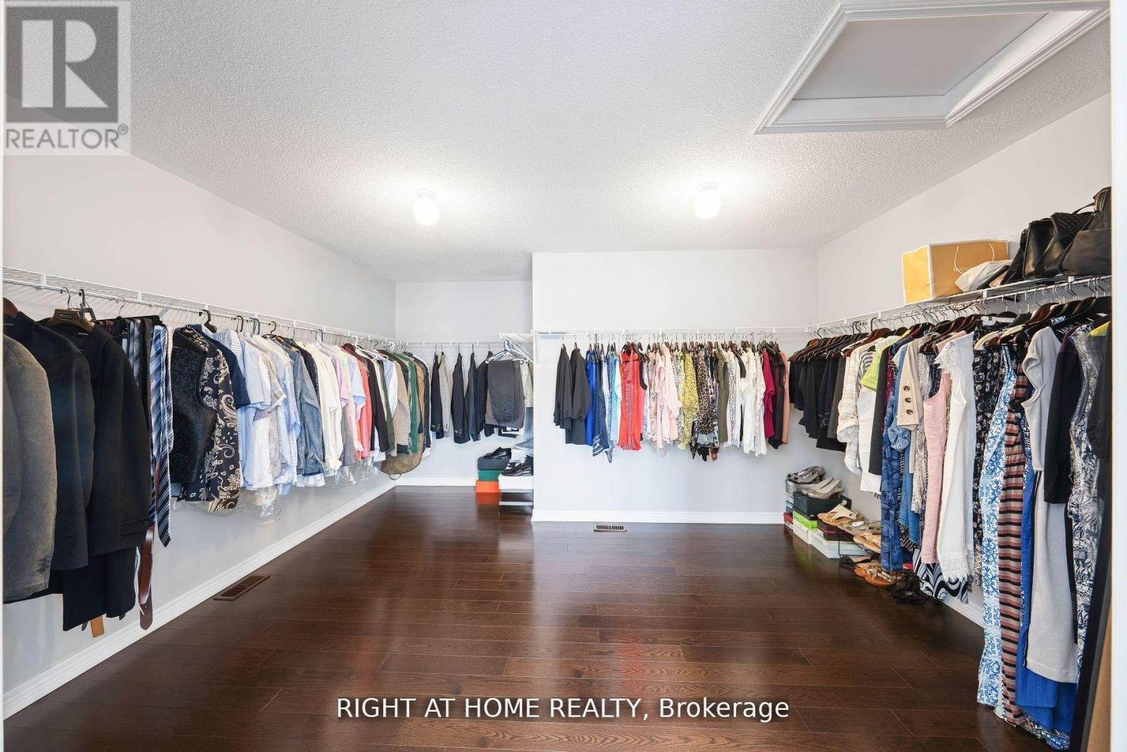 












1655 EMBERTON WAY

,
Innisfil (Alcona),




Ontario
L9S0N4

