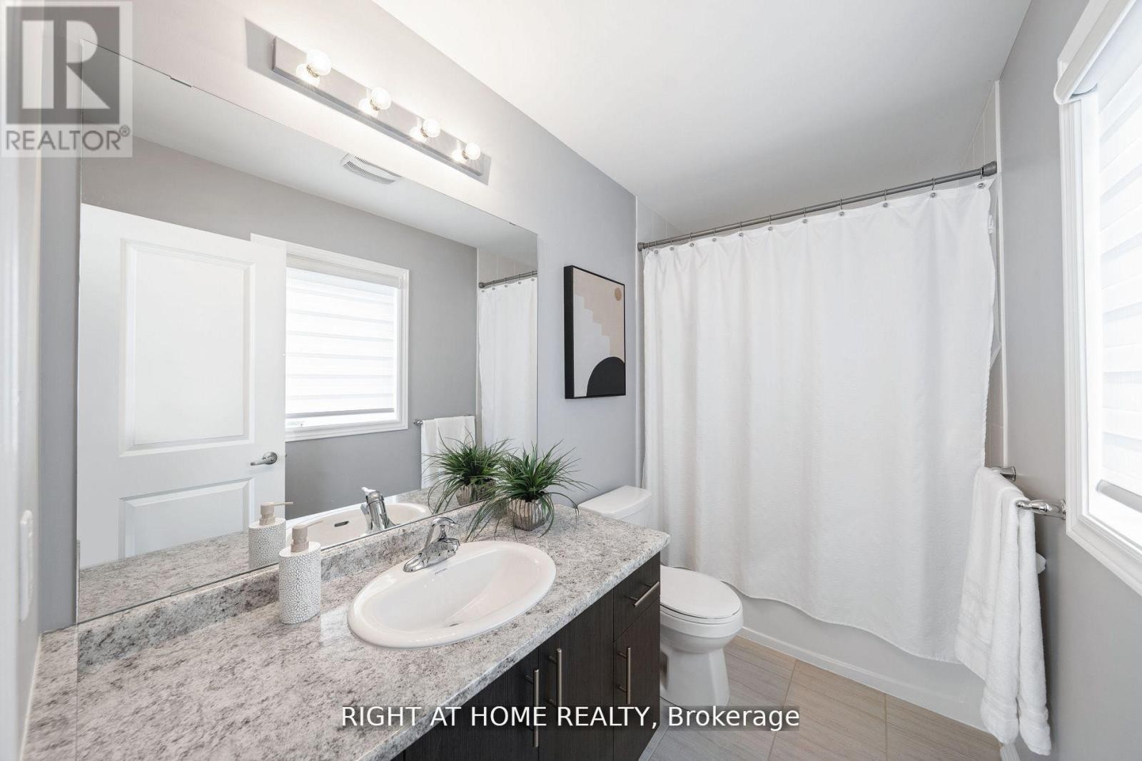 












1655 EMBERTON WAY

,
Innisfil (Alcona),




Ontario
L9S0N4

