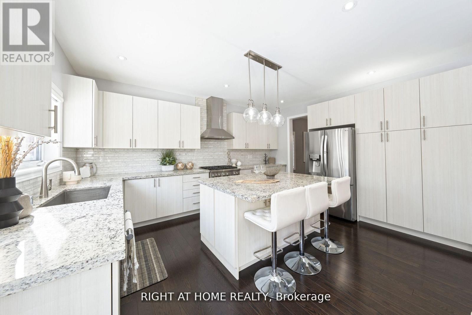 












1655 EMBERTON WAY

,
Innisfil (Alcona),




Ontario
L9S0N4

