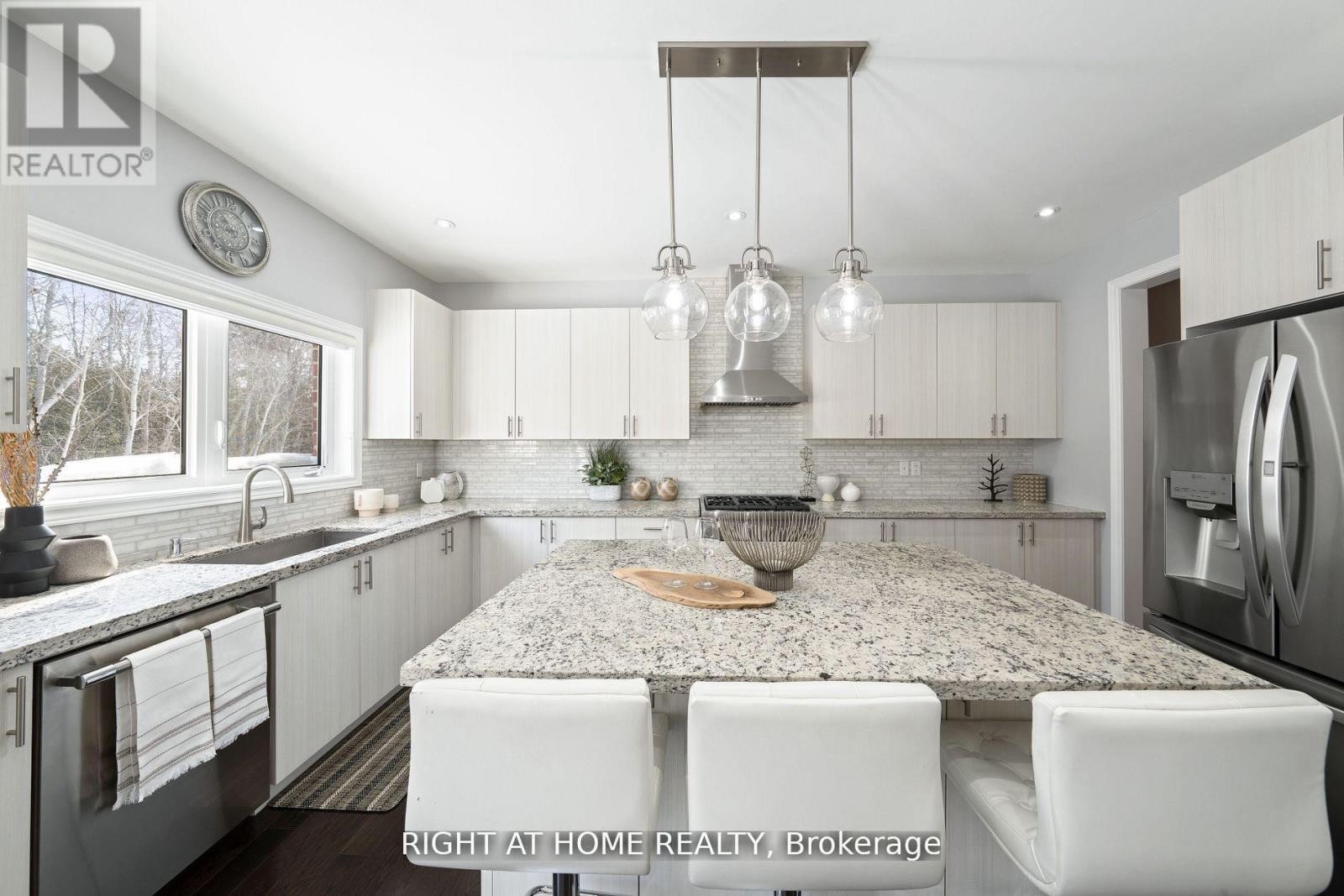 












1655 EMBERTON WAY

,
Innisfil (Alcona),




Ontario
L9S0N4

