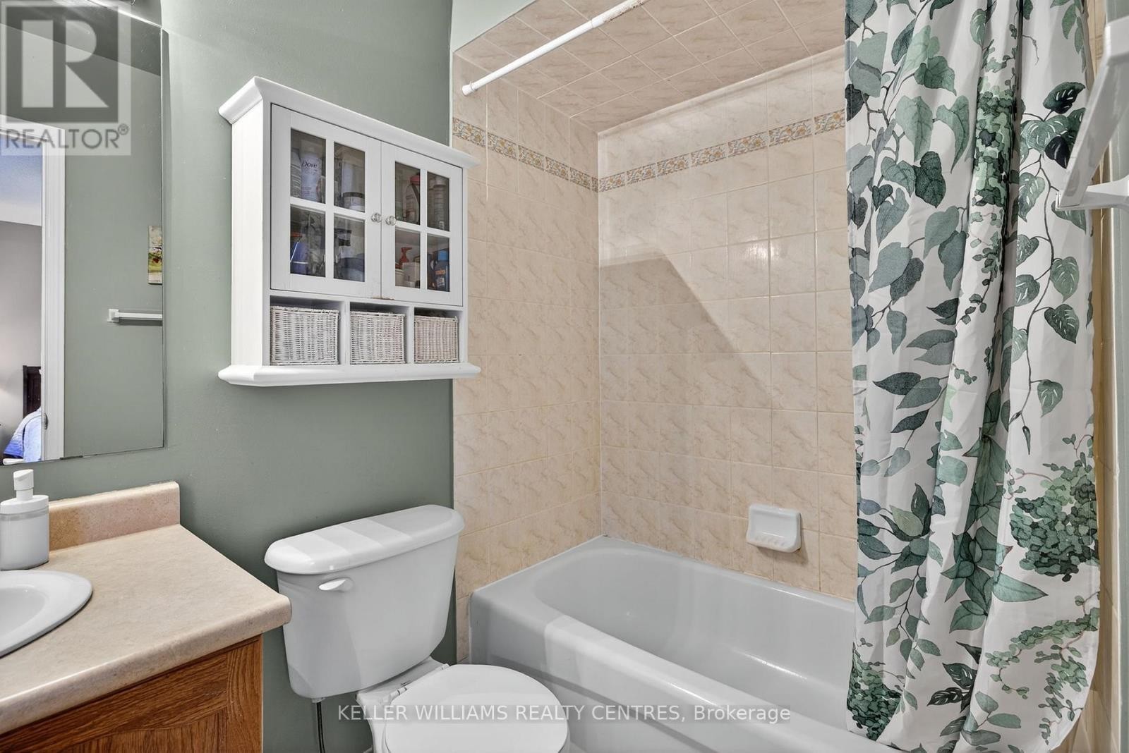 












70 BURGESS CRESCENT

,
Newmarket (Summerhill Estates),




Ontario
L3X2T7

