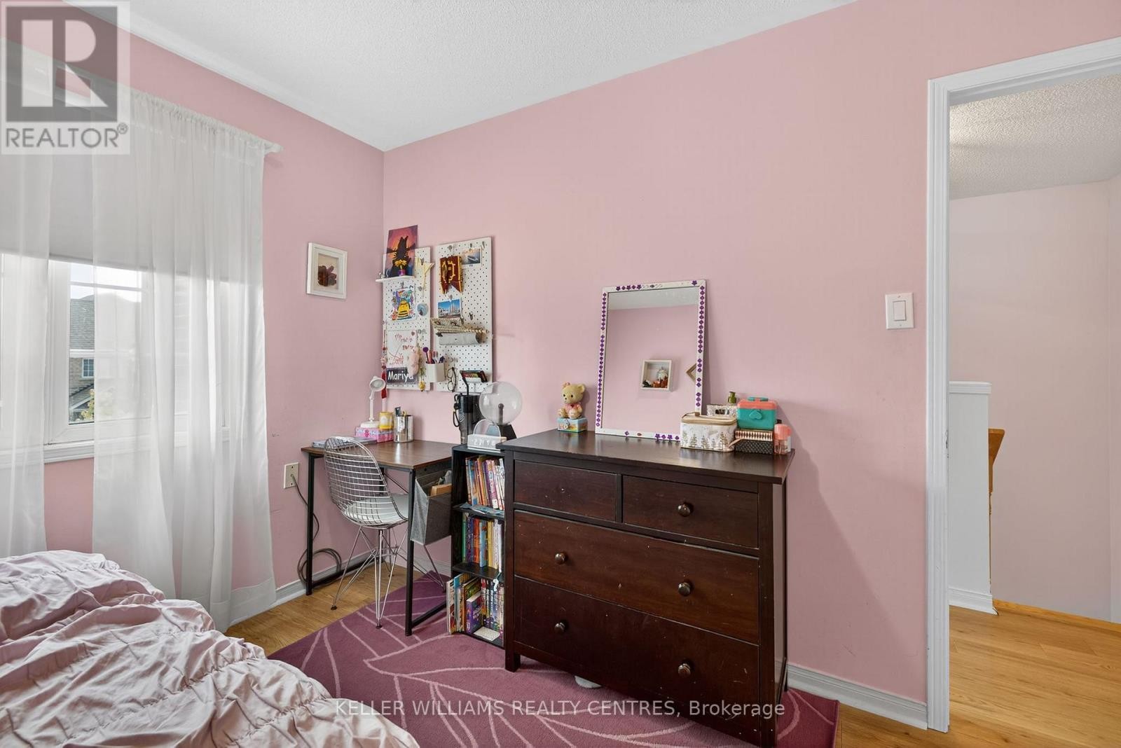 












70 BURGESS CRESCENT

,
Newmarket (Summerhill Estates),




Ontario
L3X2T7

