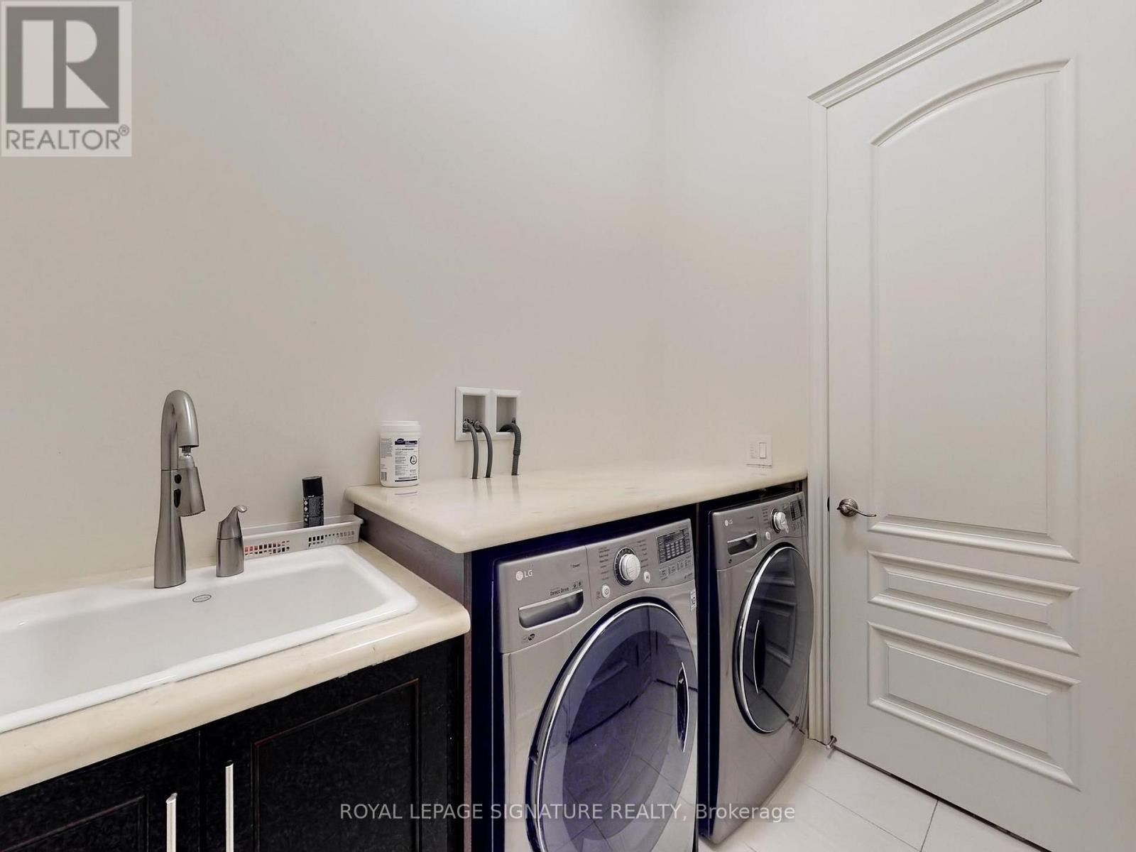 












35 ANNSLEYWOOD COURT

,
Vaughan (Kleinburg),




Ontario
L4H3N5

