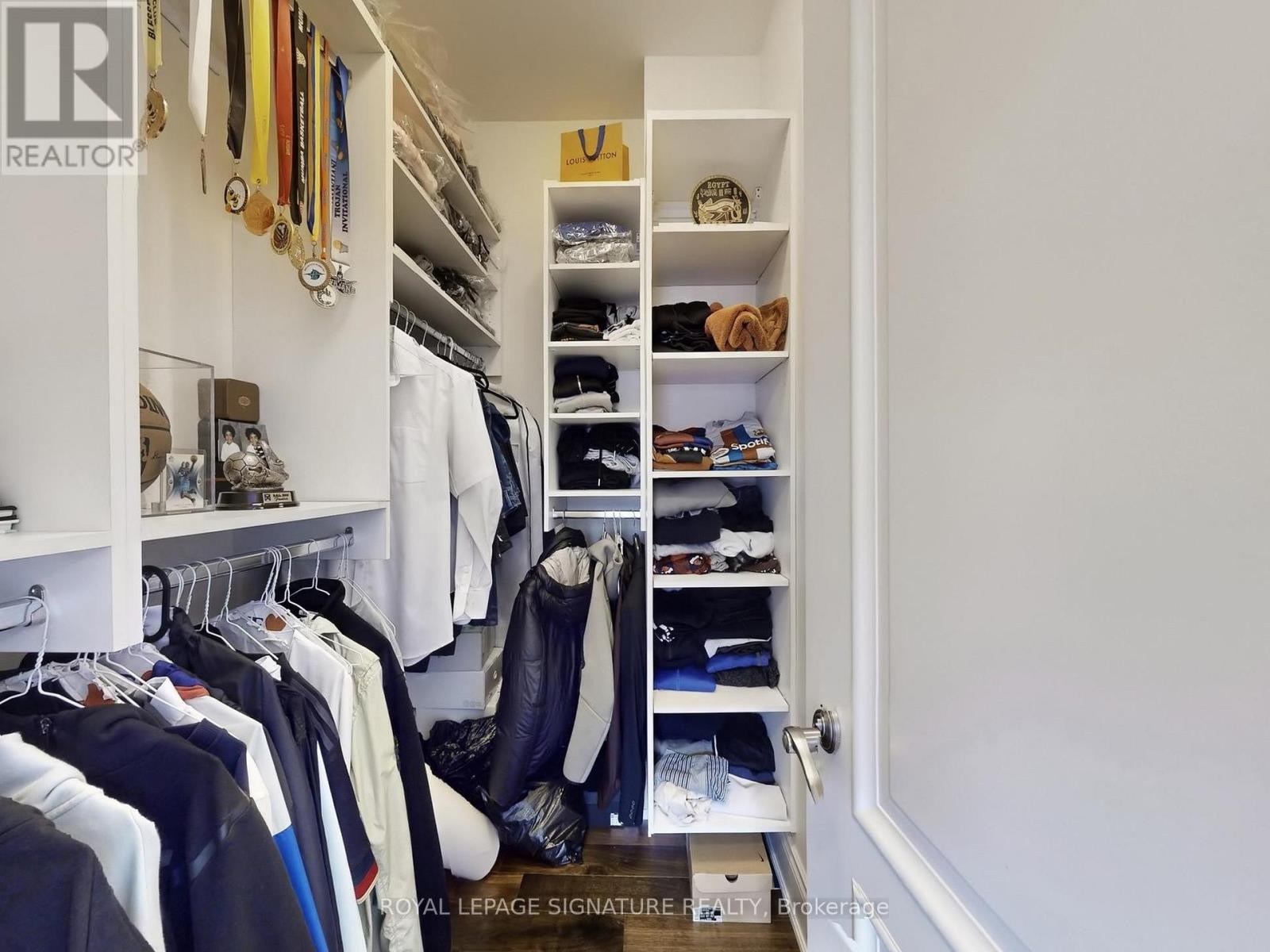 












35 ANNSLEYWOOD COURT

,
Vaughan (Kleinburg),




Ontario
L4H3N5

