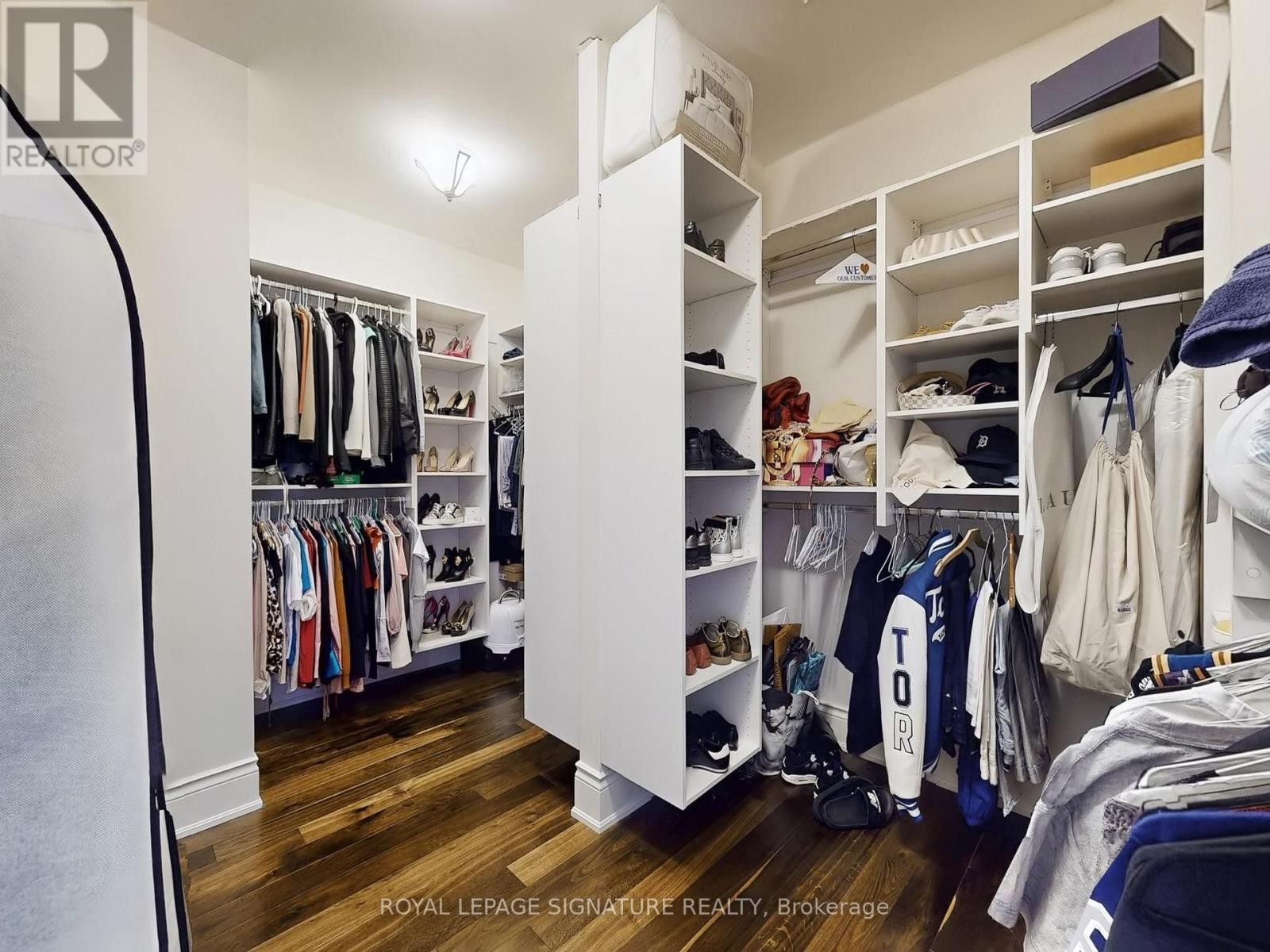 












35 ANNSLEYWOOD COURT

,
Vaughan (Kleinburg),




Ontario
L4H3N5

