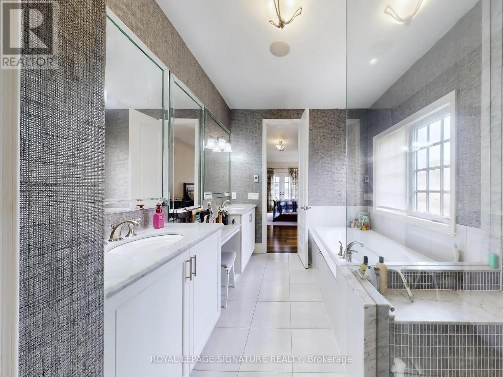 












35 ANNSLEYWOOD COURT

,
Vaughan (Kleinburg),




Ontario
L4H3N5

